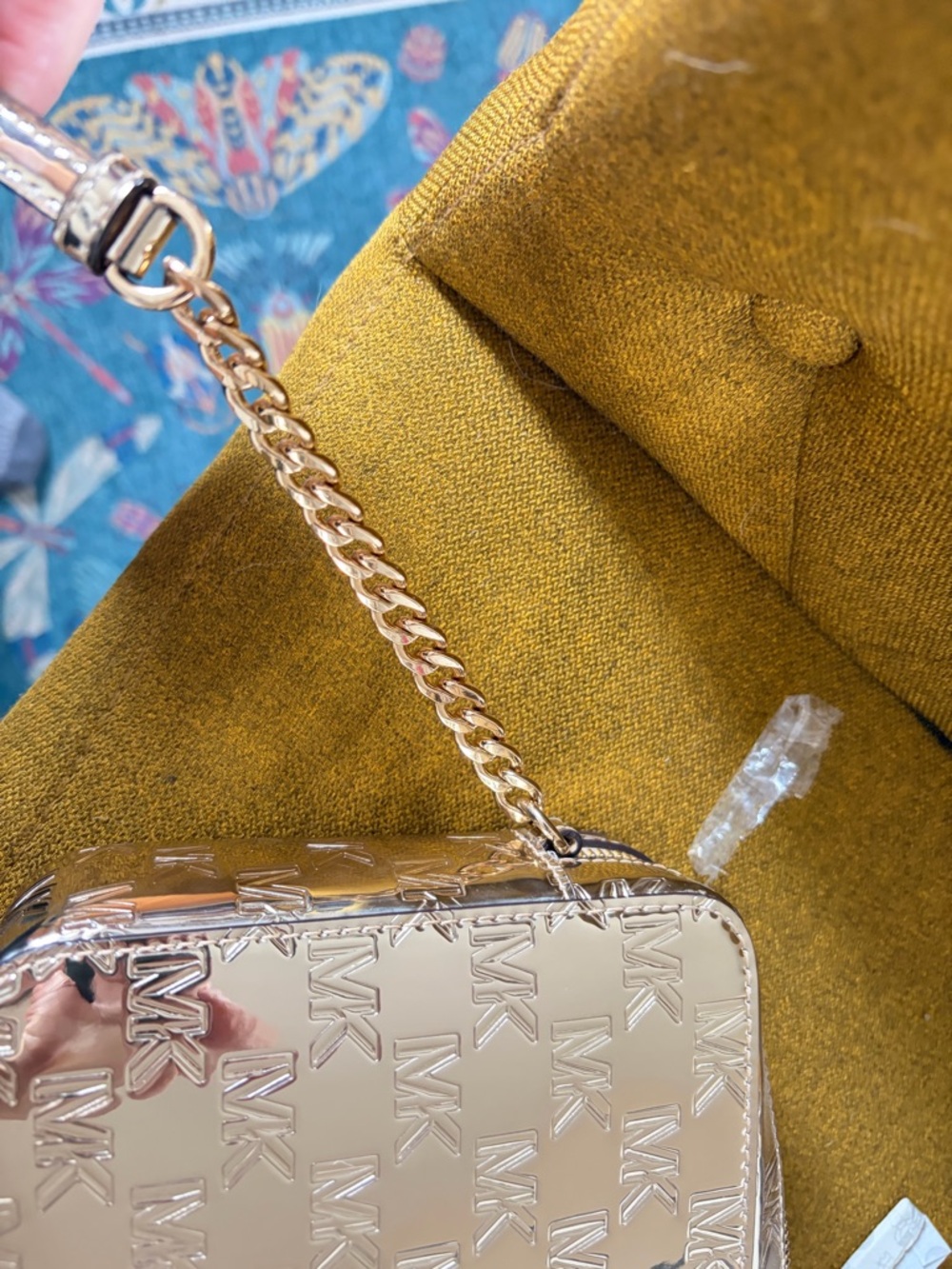 Michael Kors JetSet Crossbody in logo Gold Patent - Picture 6 of 13